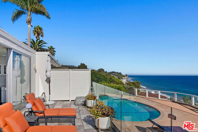 27400 Pacific Coast Highway, Malibu CA: https://media.crmls.org/mediaz/15193eea-09e0-46c6-98d2-59322b3d723b.jpg