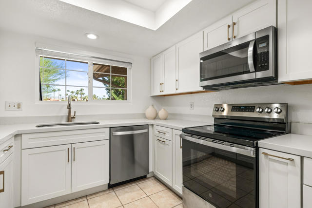 500 S Farrell Drive #F44, Palm Springs, CA 92264