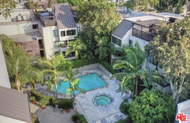 950 N Kings Road, West Hollywood CA: https://media.crmls.org/mediaz/151a005b-4801-477b-999e-616be9e3332d.jpg