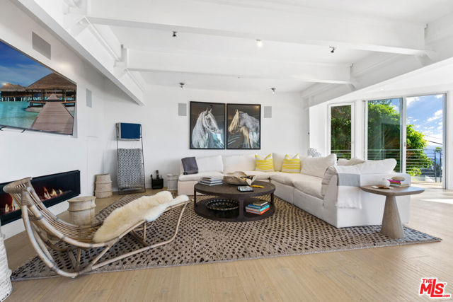6375 Gayton Place, Malibu CA: https://media.crmls.org/mediaz/151a4f28-63d7-4e46-a1c4-55b017371dbf.jpg