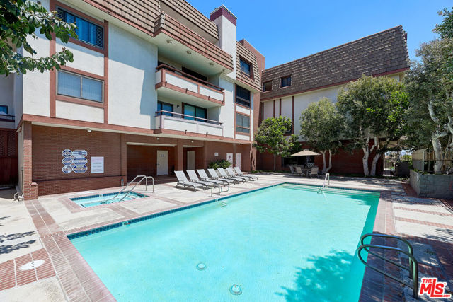 8828 Pershing Drive, Playa del Rey CA: https://media.crmls.org/mediaz/151a8733-f15e-4067-b0bf-bf5a9091aa50.jpg