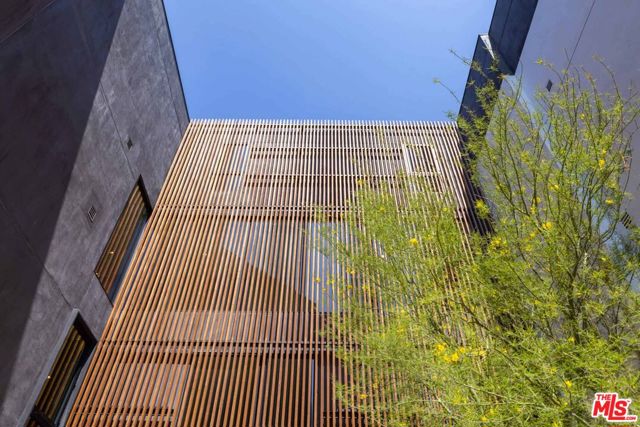 724 N Croft Avenue, Los Angeles CA: https://media.crmls.org/mediaz/151c25ef-61d3-4c93-a942-1245c3a10a24.jpg