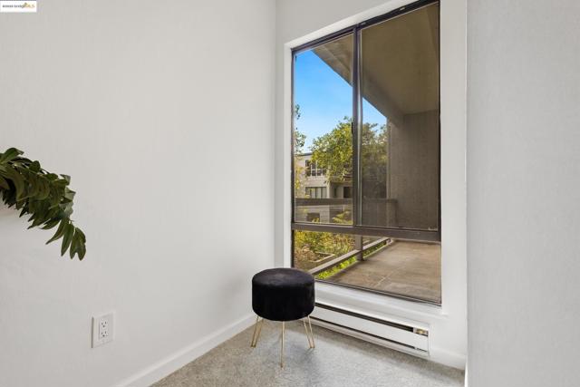 5 Admiral Dr, Emeryville CA: https://media.crmls.org/mediaz/151ce1ab-728f-4fb7-aefc-89bffbcb9567.jpg