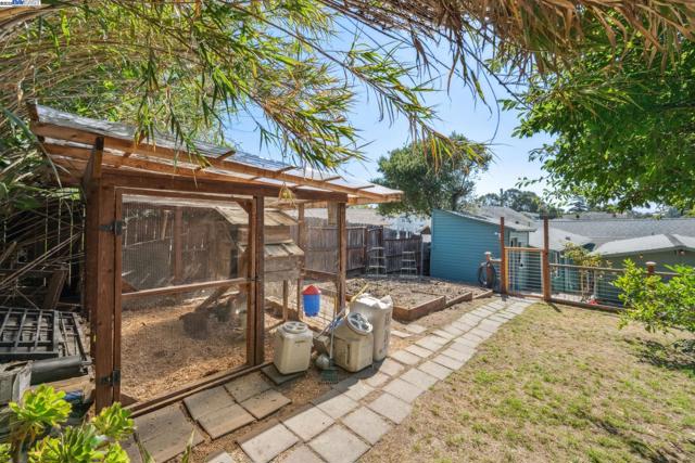 2449 26TH AVENUE, Oakland CA: https://media.crmls.org/mediaz/151d82f7-2a2d-44dd-8dfd-d45e62b64b52.jpg