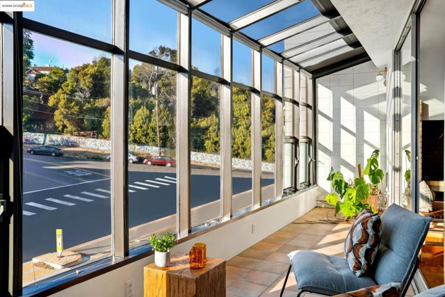 2760 Park Blvd, Oakland CA: https://media.crmls.org/mediaz/151db17a-fcc7-4793-9b53-75701e2c0935.jpg