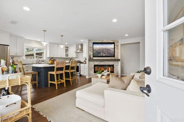 1105 Evergreen Drive, Encinitas CA: https://media.crmls.org/mediaz/151db8de-2d8c-49f2-9708-7b0ee7c614e3.jpg
