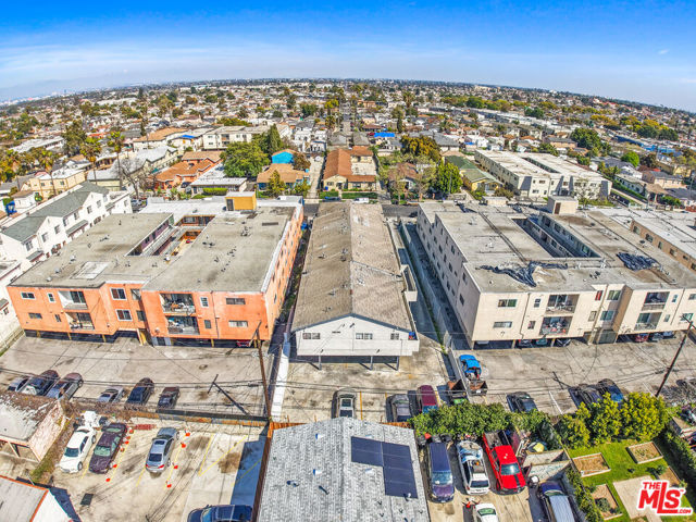 6337 10th Avenue, Los Angeles CA: https://media.crmls.org/mediaz/151e5d69-903c-46d8-970c-16e385eb4cd3.jpg