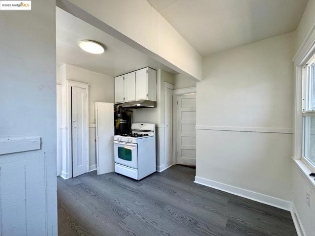 5926 Marshall St, Oakland CA: https://media.crmls.org/mediaz/151f6986-90fd-4fee-9c38-e4e10f0f3948.jpg