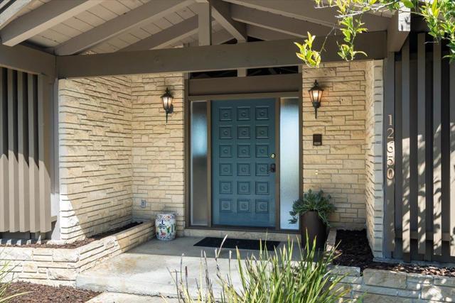 12650 Viscaino Court, Los Altos Hills CA: https://media.crmls.org/mediaz/151fa8dd-9f8b-4e4c-80b7-9ec68d2c73c9.jpg