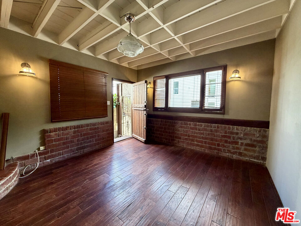 https://media.crmls.org/mediaz/151fc83d-51f0-4abd-859b-3cc44a493b45.jpg?preset=X-Large
