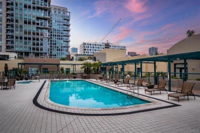 555 Front St, San Diego CA: https://media.crmls.org/mediaz/15202936-a2bf-462b-8447-ac72727d94f4.jpg
