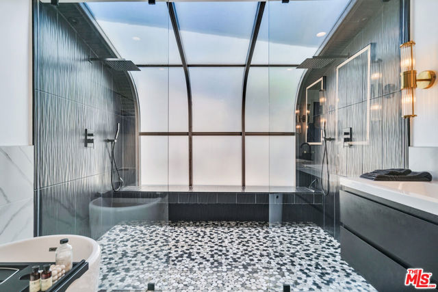 3001 Dona Nenita Place, Studio City CA: https://media.crmls.org/mediaz/15205b16-647e-4bca-ad8f-046cbdf10c14.jpg