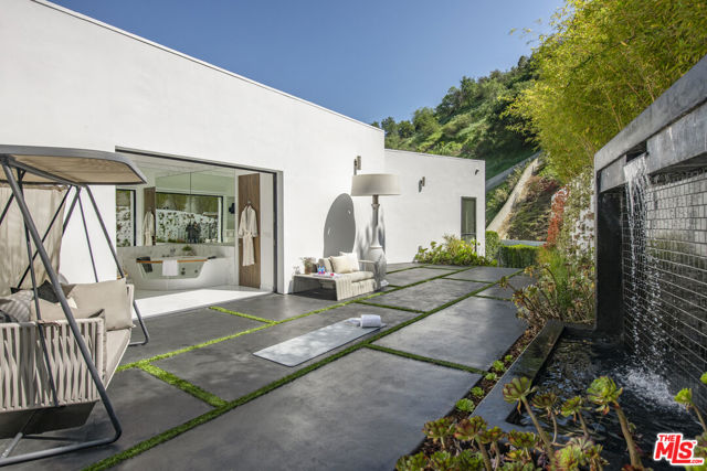 9852 San Circle, Beverly Hills CA: https://media.crmls.org/mediaz/152078a0-d0df-4eca-8d1b-fb96ed21b62e.jpg