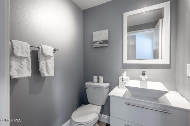21901 Burbank Boulevard, Woodland Hills CA: https://media.crmls.org/mediaz/1520f4ce-b4dd-4a3c-831a-1165e488b567.jpg