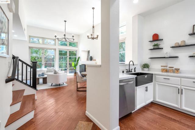 16 Bay Harbor Ct, Richmond CA: https://media.crmls.org/mediaz/152121d5-c660-43a5-b010-c8aca0df94d8.jpg