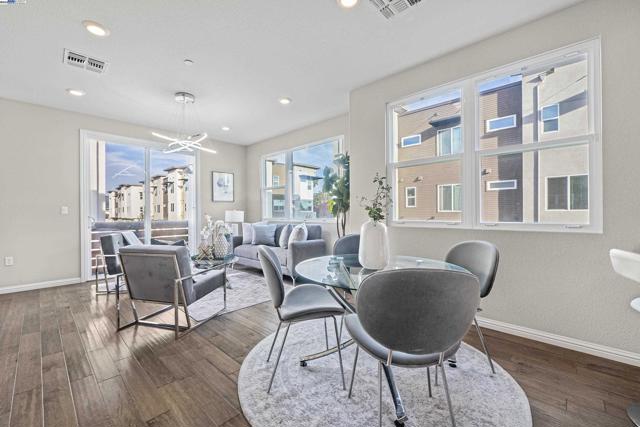 37336 Duckling Ter, Fremont CA: https://media.crmls.org/mediaz/15225847-5131-4f0f-ab32-a689cc8e637a.jpg