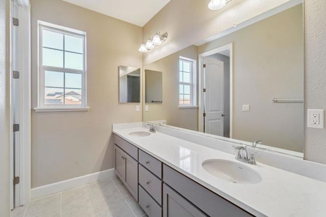 533 Kingbird Circle, Vacaville CA: https://media.crmls.org/mediaz/1522f8c9-8bc7-4e18-9724-68ee68621034.jpg