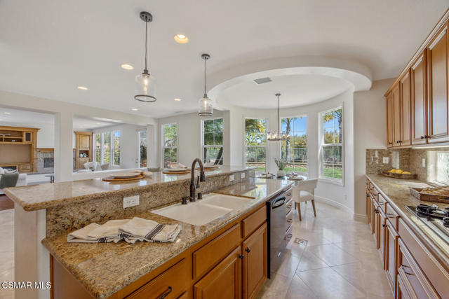 3034 Heavenly Ridge Street, Thousand Oaks CA: https://media.crmls.org/mediaz/15233c8c-4598-4295-bf45-c4d5f825f0ca.jpg
