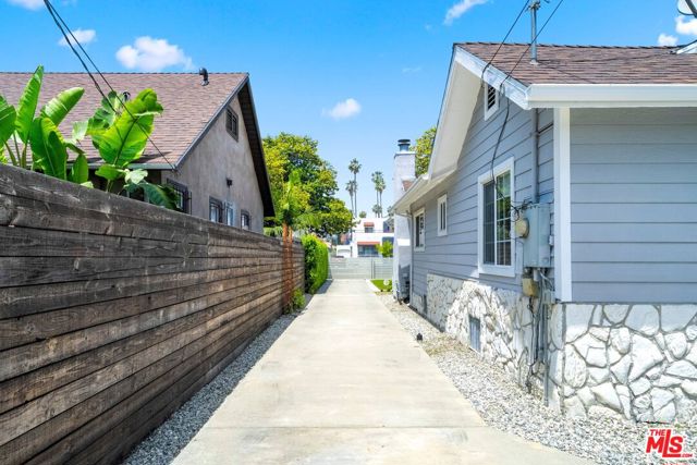 4622 7th Avenue, Los Angeles, California 90043, 2 Bedrooms Bedrooms, ,2 BathroomsBathrooms,Single Family Residence,For Sale,7th,24402557