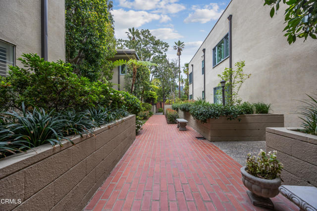 380 S Orange Grove Boulevard, Pasadena CA: https://media.crmls.org/mediaz/15238849-ffd3-4db6-a5c9-fcdedc362688.jpg