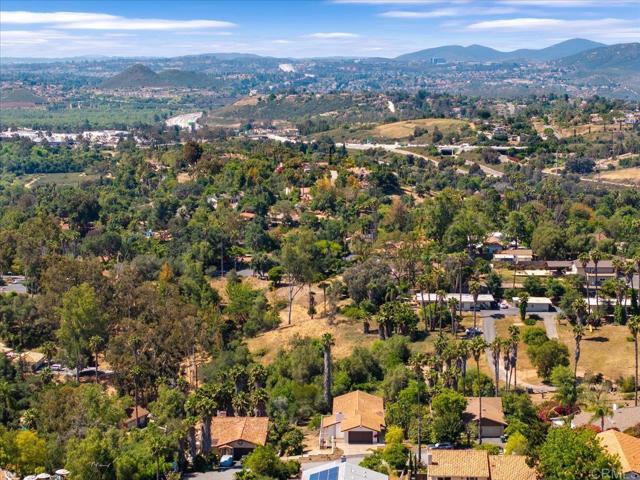 Detail Gallery Image 35 of 37 For 215 Cranston Crest, Escondido,  CA 92025 - 3 Beds | 2 Baths