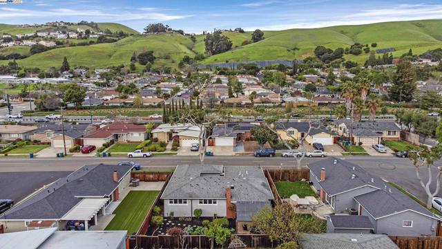 30847 Prestwick Ave, Hayward CA: https://media.crmls.org/mediaz/1523e579-a2ff-4820-ab98-228e1d61cfef.jpg