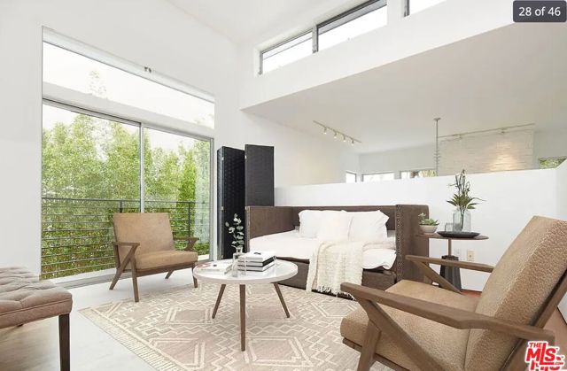 4430 Lindblade Drive, Los Angeles CA: https://media.crmls.org/mediaz/152409da-defd-445f-9639-3afc9c3306d9.jpg