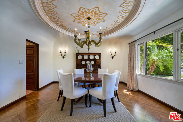 519 N ALTA Drive, Beverly Hills CA: https://media.crmls.org/mediaz/1524a416-778c-4839-b886-58171a28fd1e.jpg
