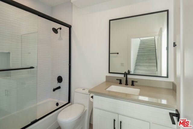 13822 Oxnard Street photo 21