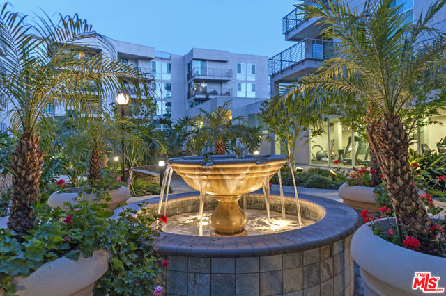 267 S San Pedro Street, Los Angeles CA: https://media.crmls.org/mediaz/152709a7-3742-49d8-aab8-9b216a858ced.jpg