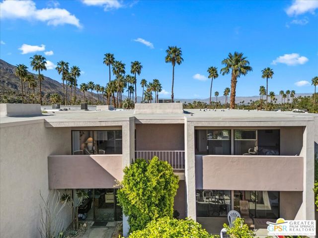 2696 S Sierra Madre, Palm Springs CA: https://media.crmls.org/mediaz/15285dd8-0735-4ed0-8946-1bafc3184e13.jpg