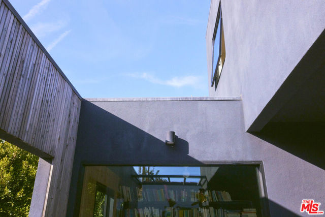 906 Superba Avenue, Venice CA: https://media.crmls.org/mediaz/1528efb8-9f24-415d-99db-15f879b854da.jpg