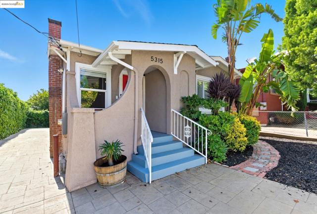 5315 Camden St, Oakland CA: https://media.crmls.org/mediaz/1529dd79-dfea-4a46-a19a-d9417d5d419a.jpg