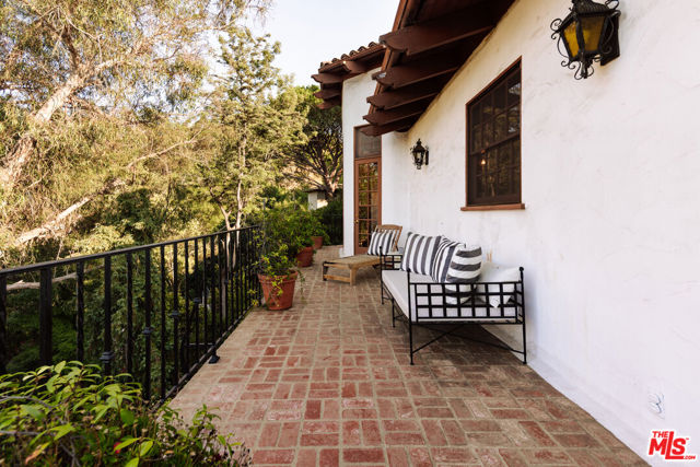 2942 Passmore Drive, Los Angeles CA: https://media.crmls.org/mediaz/1529f7f7-970e-465a-a730-cb9892d41684.jpg