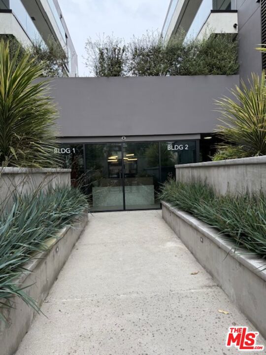 411 S Hamel Road, Los Angeles CA: https://media.crmls.org/mediaz/152a089a-e451-449b-93c5-1b8e0aa5a215.jpg
