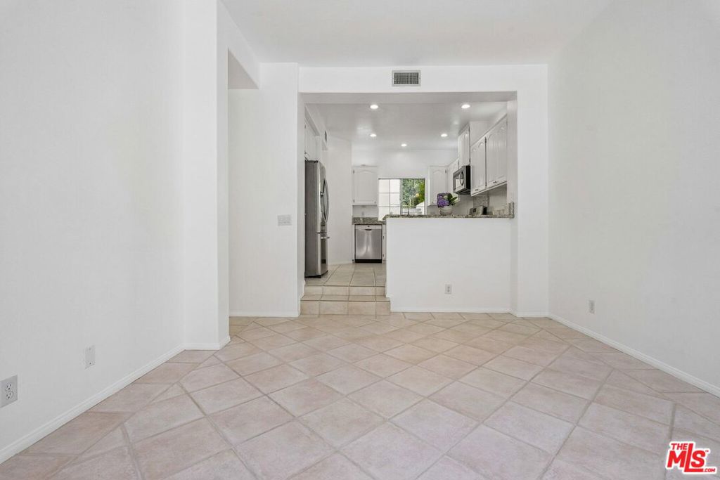 https://media.crmls.org/mediaz/152a2b96-85c3-4386-85c5-064372799aed.jpg?preset=X-Large