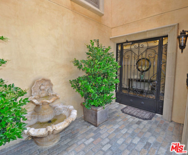 155 N Hamilton Drive, Beverly Hills CA: https://media.crmls.org/mediaz/152b830b-ef7d-45f6-a749-829afb1aa90a.jpg
