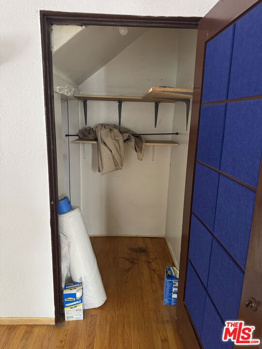 1531 Silver Lake Boulevard, Los Angeles CA: https://media.crmls.org/mediaz/152cbde1-7c94-4692-99e6-1a55d3b13bcf.jpg