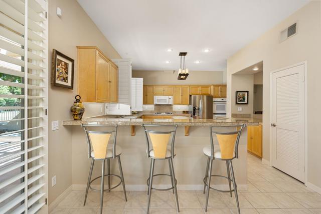 285 Kavenish Drive, Rancho Mirage CA: https://media.crmls.org/mediaz/152d18bc-f466-4fa1-be8a-864849c70ba1.jpg