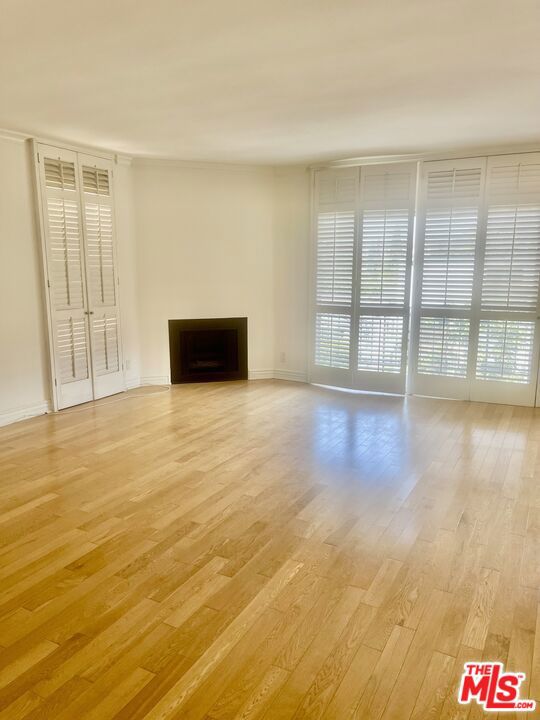 1097 S Bedford Drive, Los Angeles CA: https://media.crmls.org/mediaz/152d2ca5-95d5-4e75-b227-5f35f921c693.jpg
