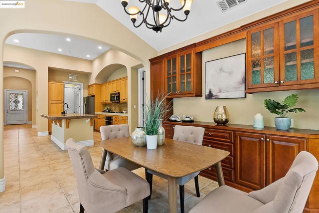 1101 Lafite Ct, Brentwood CA: https://media.crmls.org/mediaz/152d4730-8489-4558-aaef-81d807963b7b.jpg