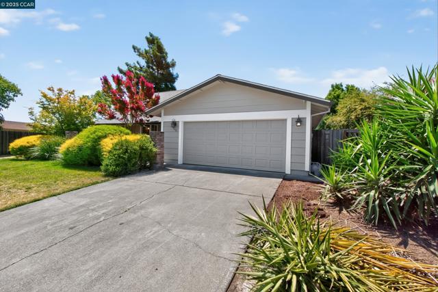 2173 Madrone Dr, Fairfield CA: https://media.crmls.org/mediaz/152f6e16-a644-41ef-a9a9-a0eb86b32909.jpg