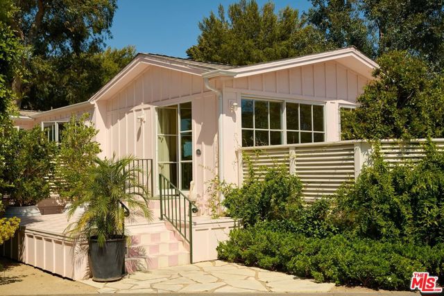 212 Paradise Cove Road, Malibu CA: https://media.crmls.org/mediaz/153026ff-9112-4b1f-90e5-d308f53e1349.jpg