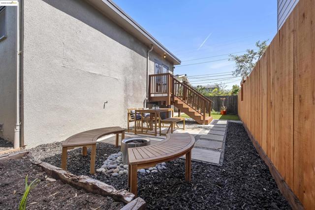 2516 Mathews St, Berkeley CA: https://media.crmls.org/mediaz/1530564c-15bc-4081-8a59-57e7d03a6e3d.jpg