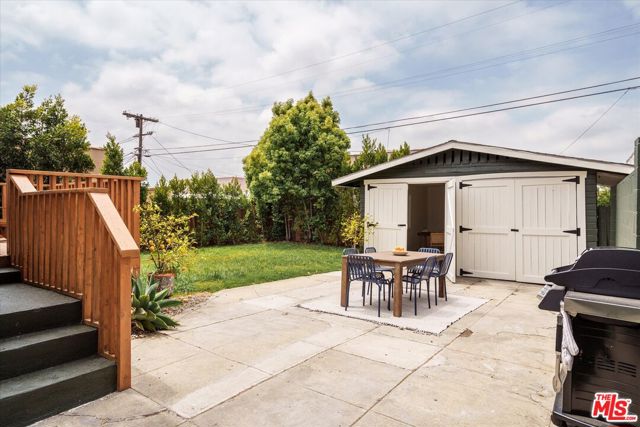 2041 S Palm Grove Avenue, Los Angeles CA: https://media.crmls.org/mediaz/1530850b-ffe9-447a-aeec-aedea5491453.jpg