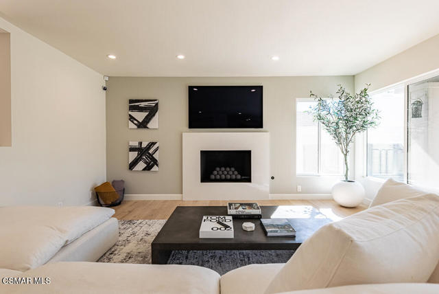 1725 Royal Saint George Drive, Westlake Village CA: https://media.crmls.org/mediaz/15317410-21f4-4c04-b724-62a3ae934e08.jpg