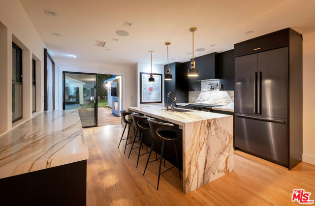 5319 West Boulevard, Los Angeles CA: https://media.crmls.org/mediaz/1531aba3-9d05-48ce-a699-3fb0f61ec293.jpg