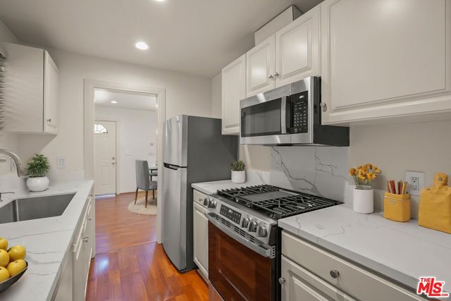 1043 1/2 N La Jolla Avenue, Los Angeles CA: https://media.crmls.org/mediaz/1532b35a-1c93-44c8-a586-5e15e20d439c.jpg