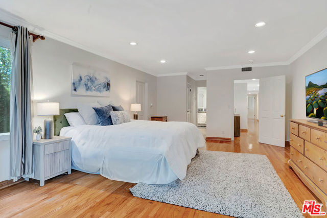 5025 Delita Place, Woodland Hills CA: https://media.crmls.org/mediaz/15337a78-e0c0-4272-97c0-739b15a3e7a5.jpg