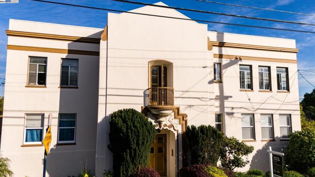 304 Fairmount, Oakland CA: https://media.crmls.org/mediaz/15339b7c-9338-47a7-a023-efadc22e8da2.jpg
